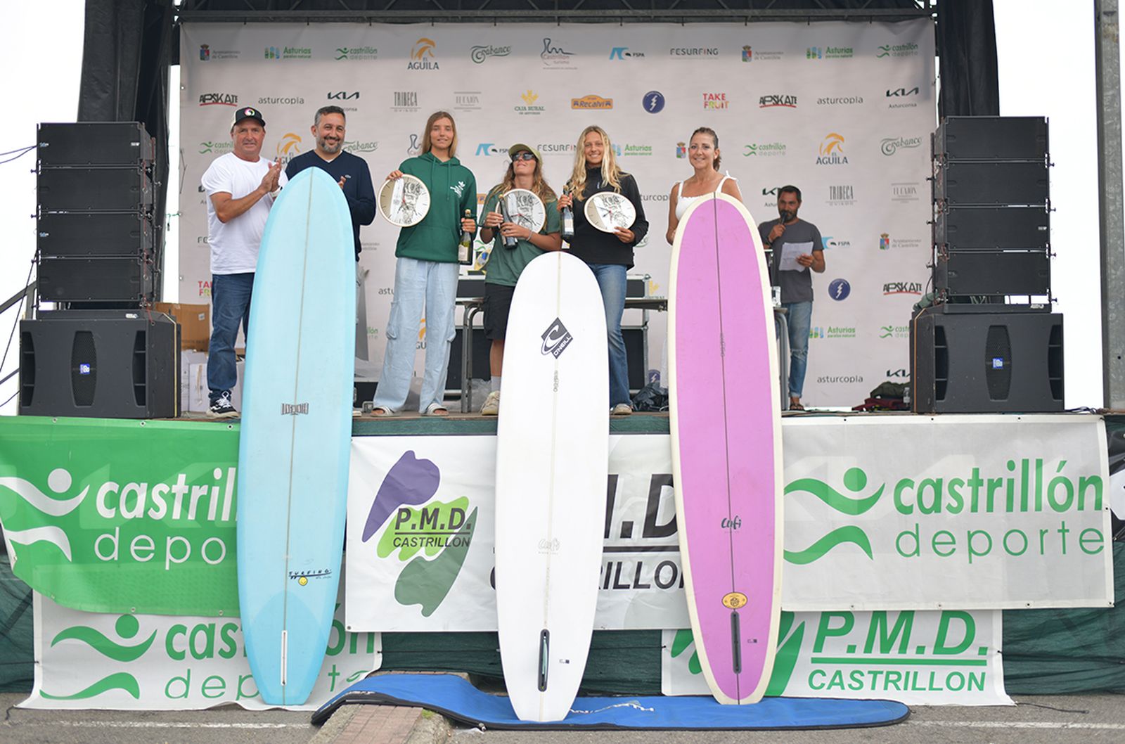 Lara Sastre, con sudadera verde, en el podio con uno de sus trofeos conquistados en Salinas.