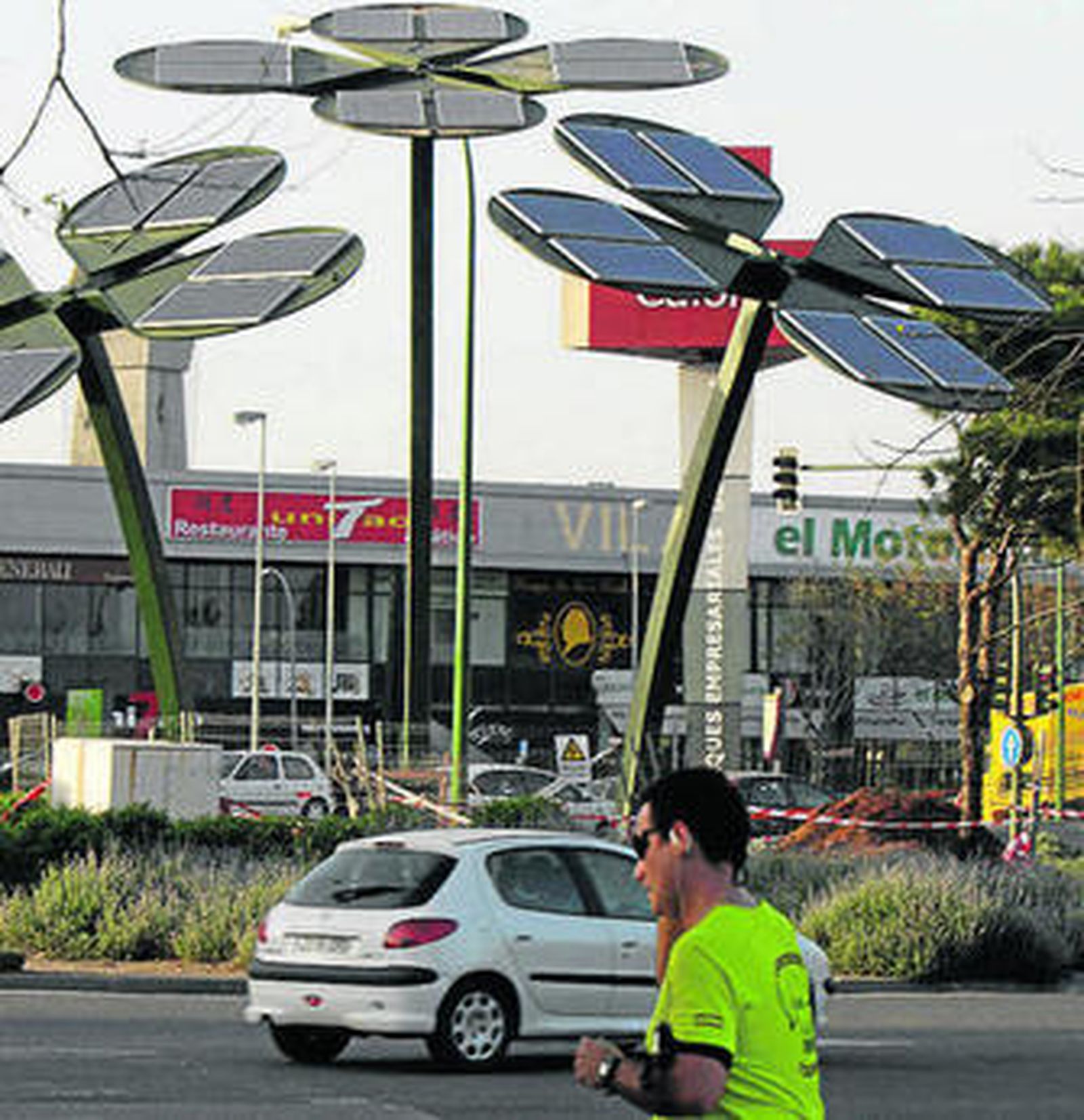 Árboles solares en la Avenida de Kansas City, frente a Santa Clara.