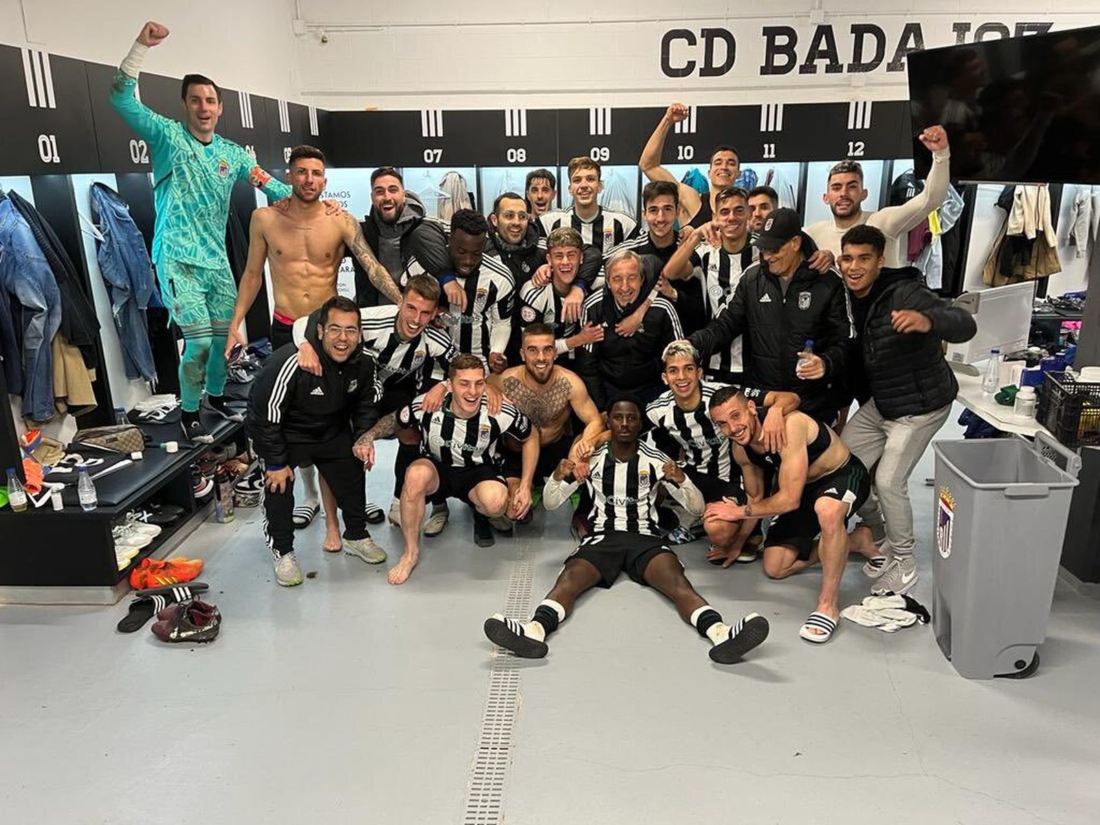El Badajoz celebra en el vestuario el triunfo ante el líder.