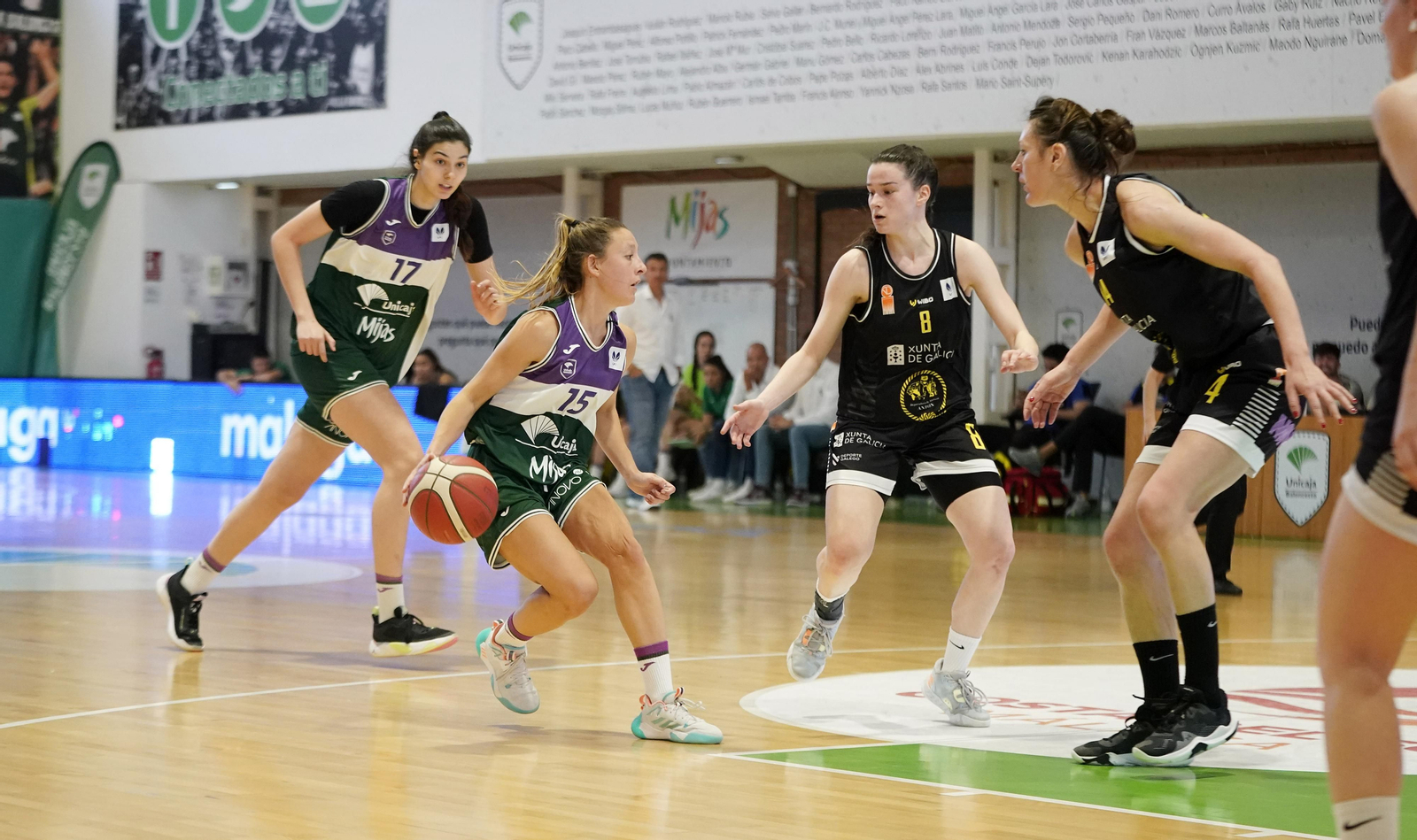 Marta Ortega bota la bola. Marta Ortega bota la bola.