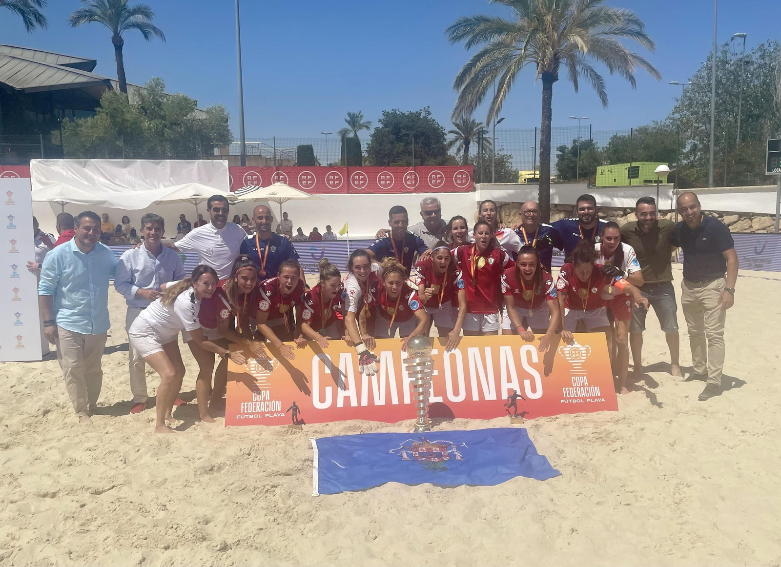 El CD Higicontrol Melilla posa con el título de campeonas.