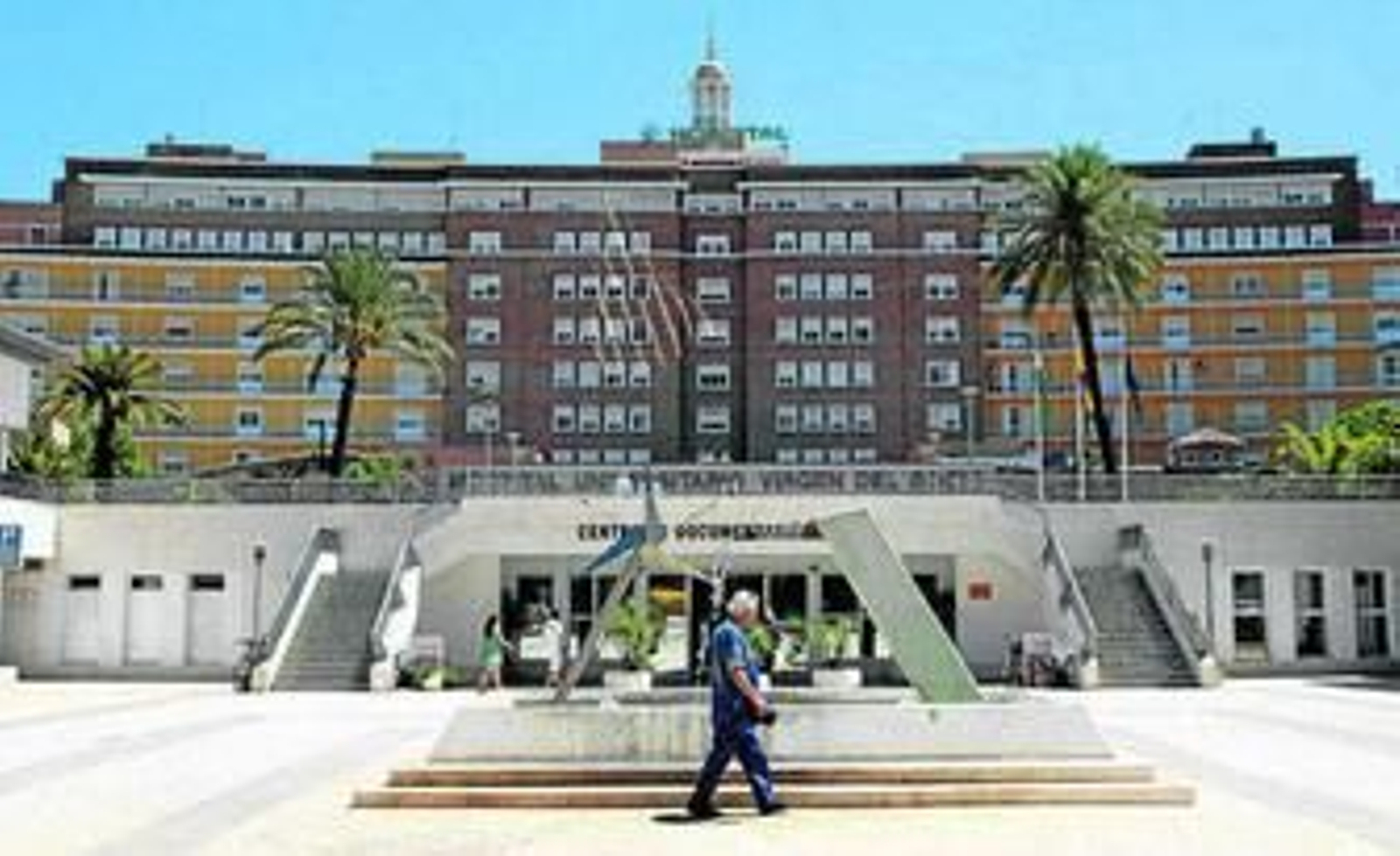 Fachada de la entrada principal del Hospital General en el Virgen del Rocío.