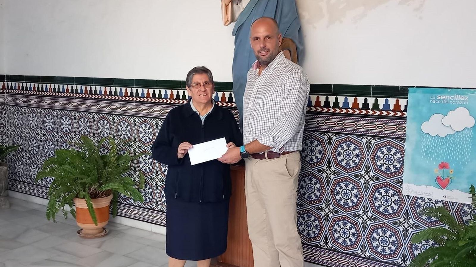 Hermana de La Caridad, recibiendo el donativo anual al comedor social de El Salvador.