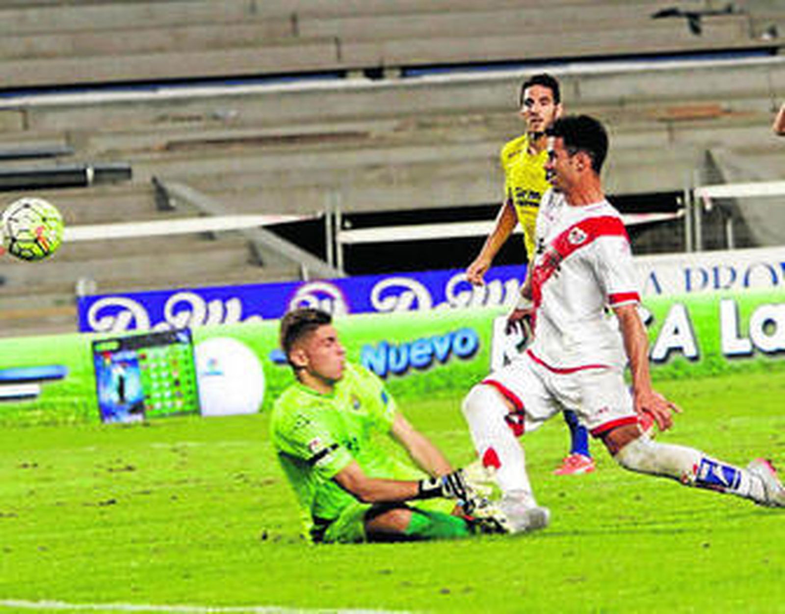 El rayista Javi Guerra supera a Lizoain y hace el único gol del partido.