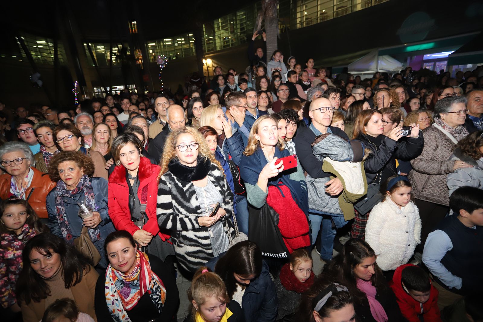 Imágenes  del alumbrado de Aqualon, que tuvo como padrino a Hugo Molina, finalista de Got Talent