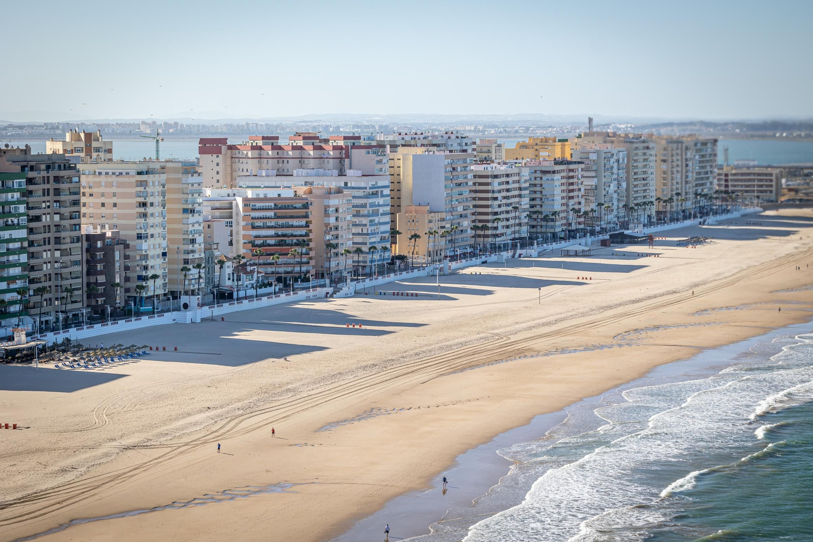 Imágenes del vuelo de despedida de los 'Sea King'  de la Quinta Escuadrilla de la FLOAN de la Armada por la Bahía de Cádiz