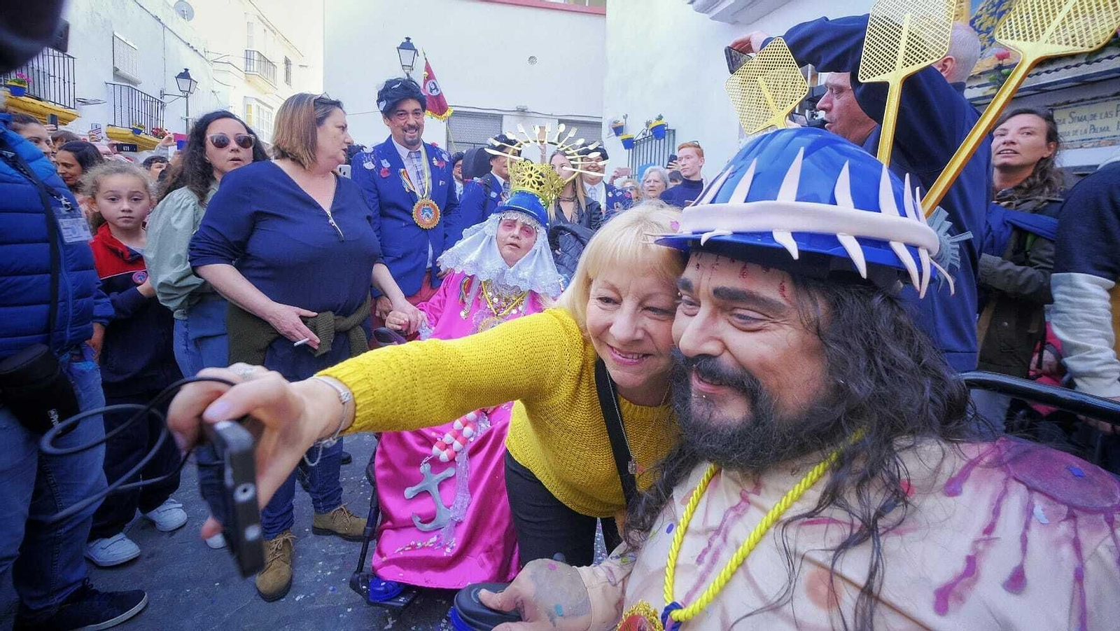 Pasacalles de la Chirigota Aquí estamos de paso