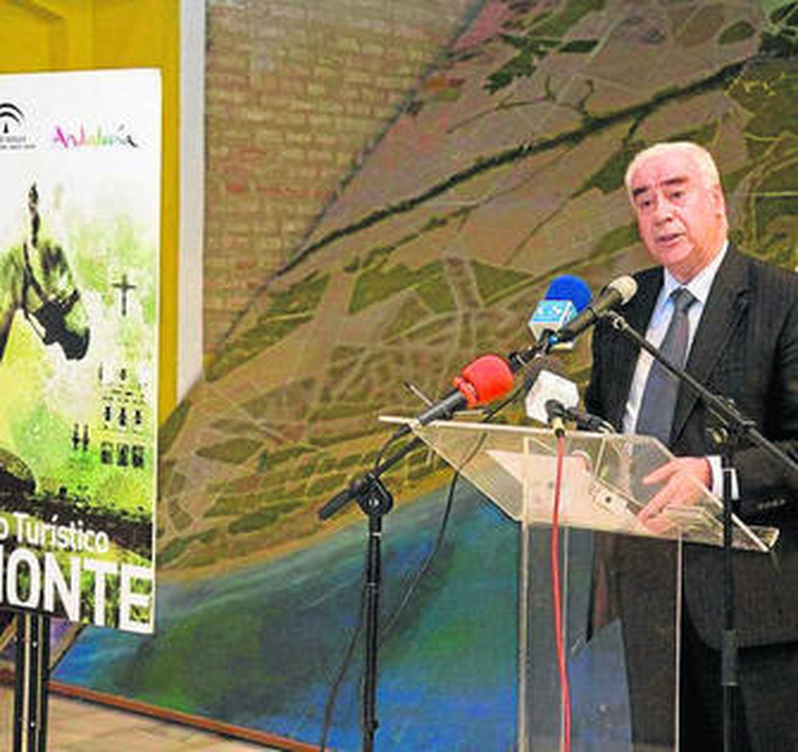 Luciano Alonso ayer durante la presentación de los planes para Almonte.