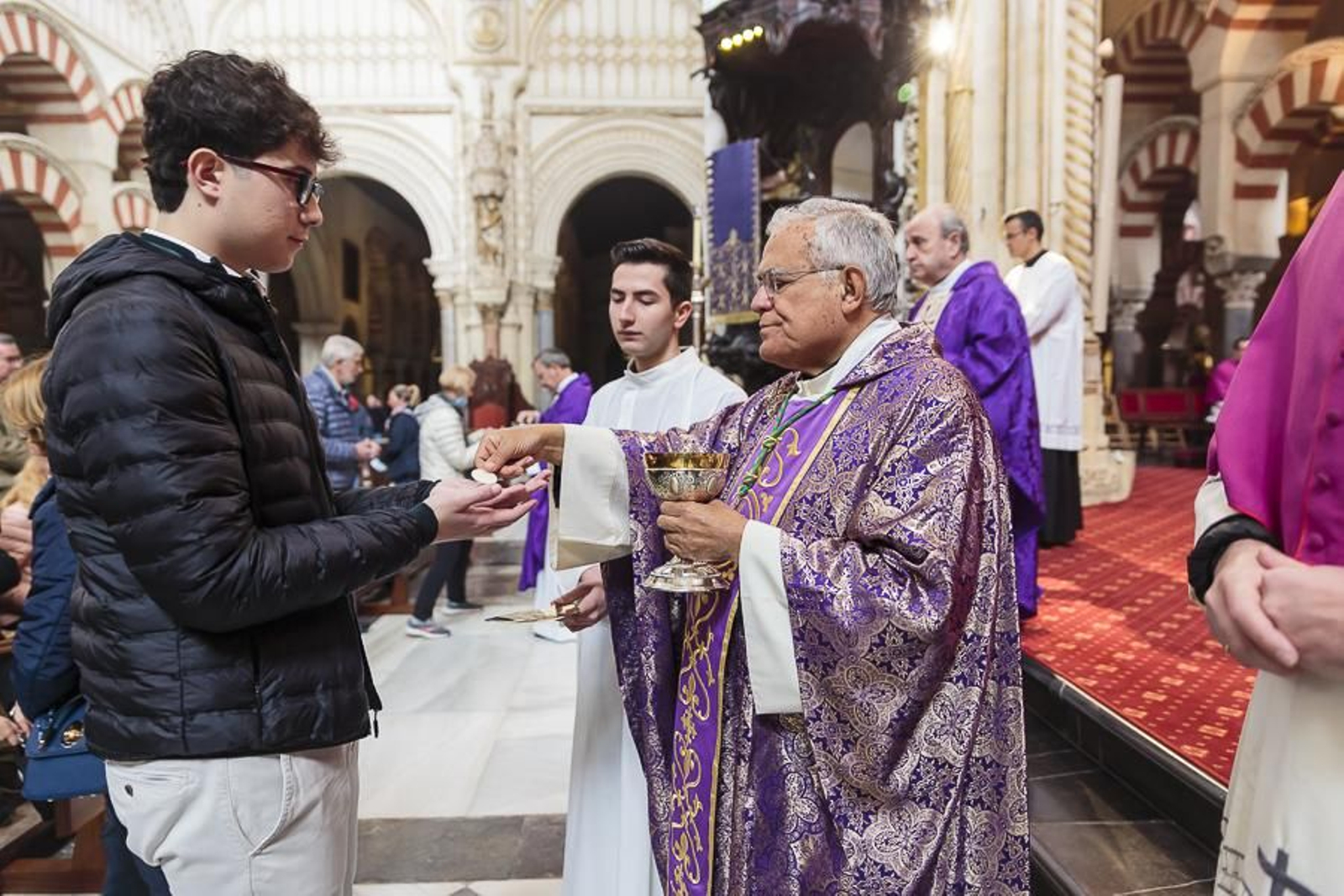 La celebración del Miércoles de Ceniza en la Catedral de Córdoba, en imágenes