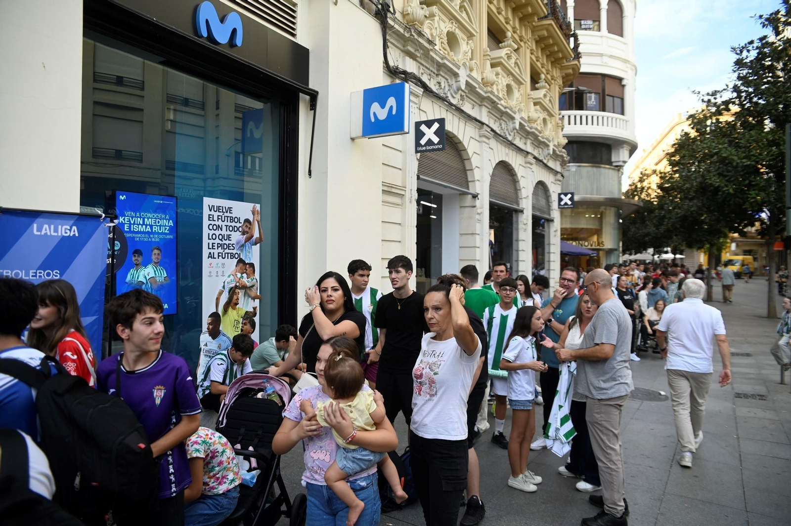 La pasión por el Córdoba CF se traslada a Las Tendillas en la firma de autógrafos de Isma Ruiz y Kevin Medina