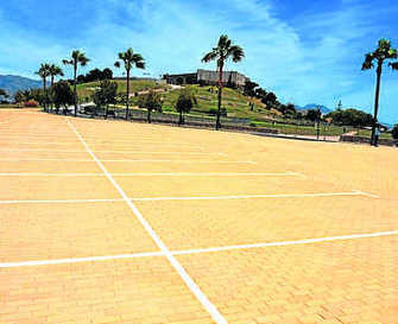 El nuevo parking del castillo.