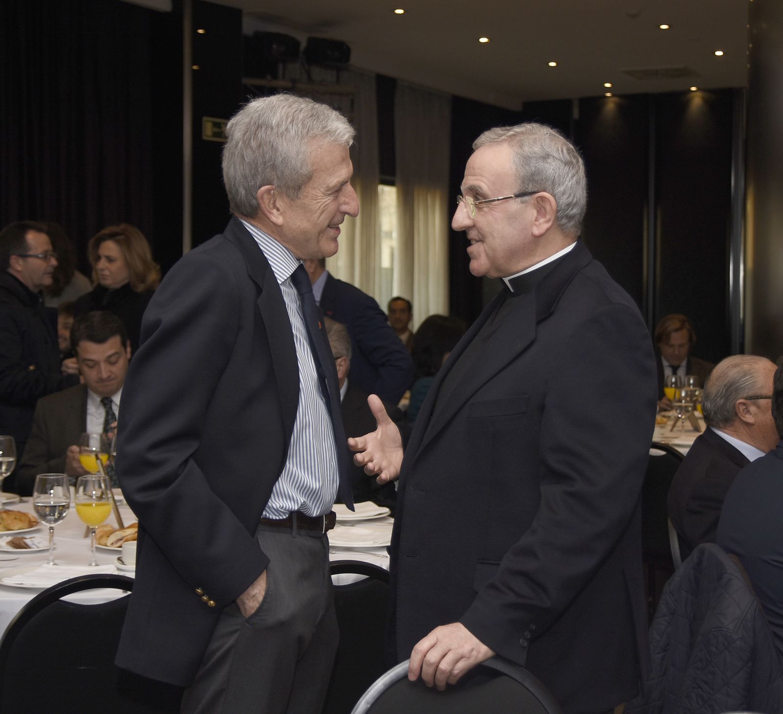 Manuel Bretón, presidente nacional de Cáritas, y Manuel Pérez Moya, presidente del Cabildo Catedral de Córdoba, conversan antes del inicio del acto.
