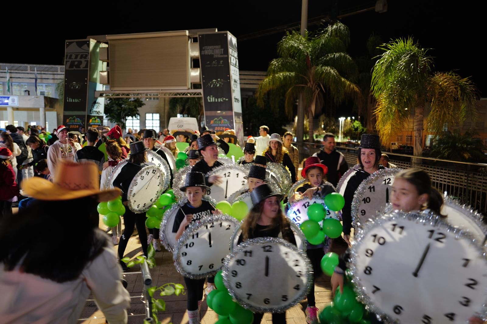 Trolls, coches de choque, bolsas de regalo o exploradores del Parque Jurásico: Así ha sido la San Silvestre de Motril