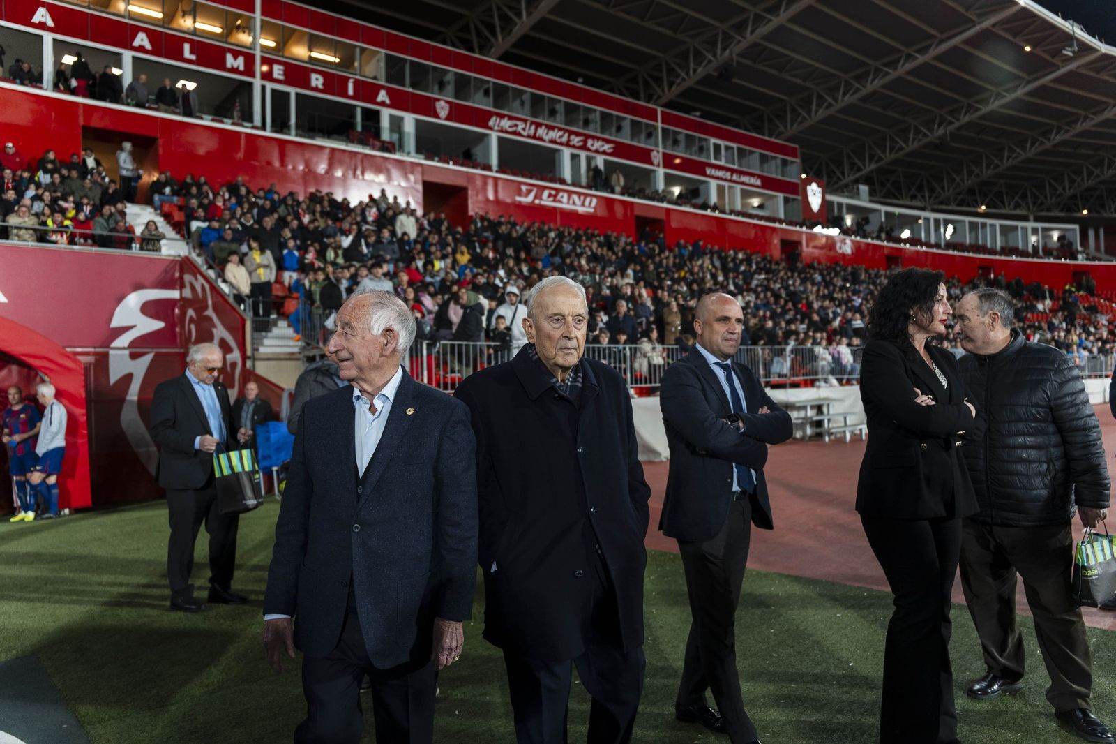 Fotogalería del partido homenaje a Guillermo Blanes entre los veteranos de la UD Almería y el FC Barcelona
