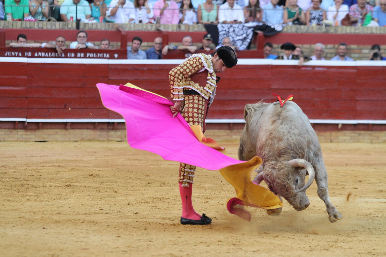 Imágenes de la faena de Miguel Angel Perera en el coso Onubense.