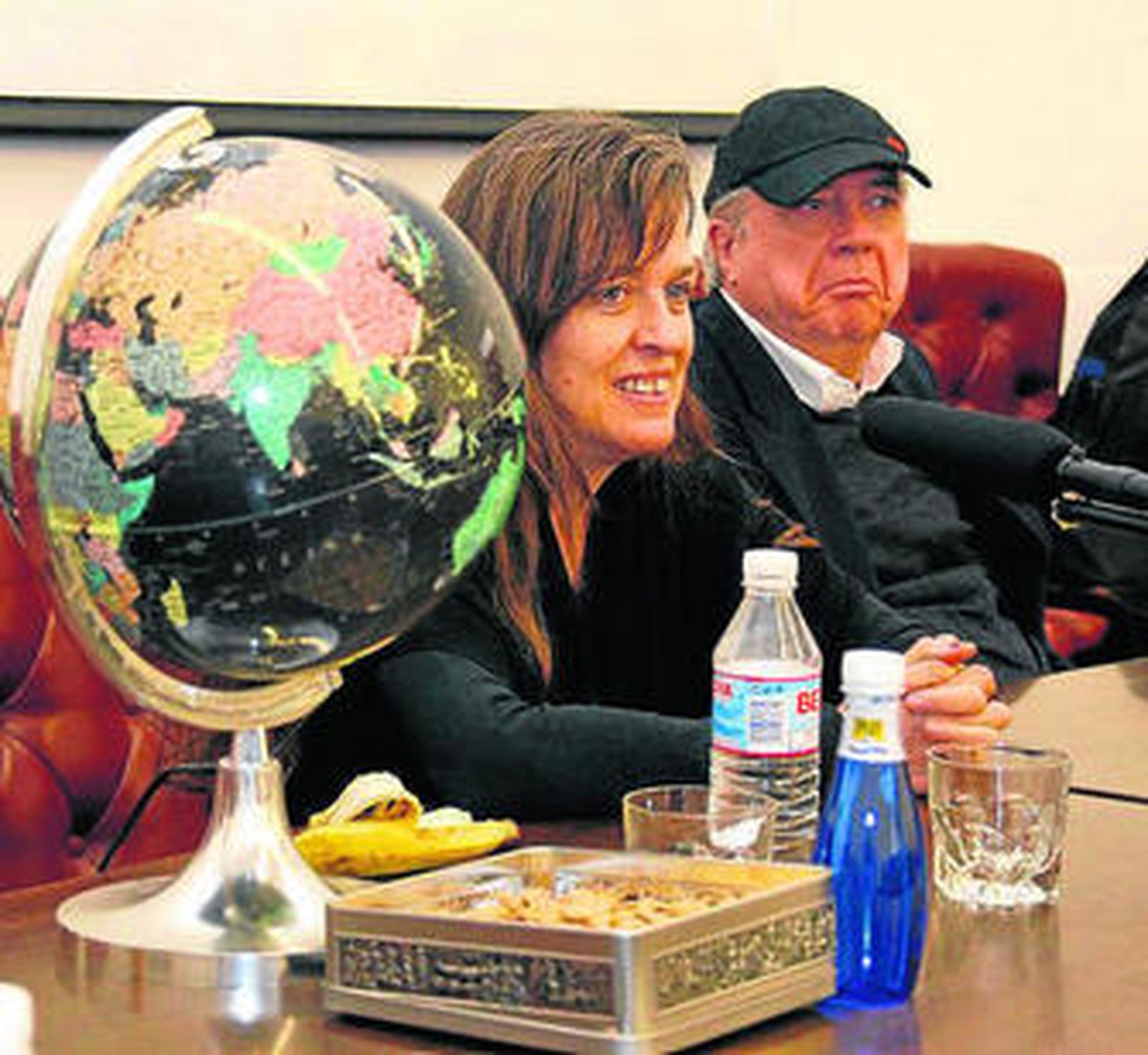 Ouka Leele y Rafael Gordon, ayer en la Escuela de Artes.