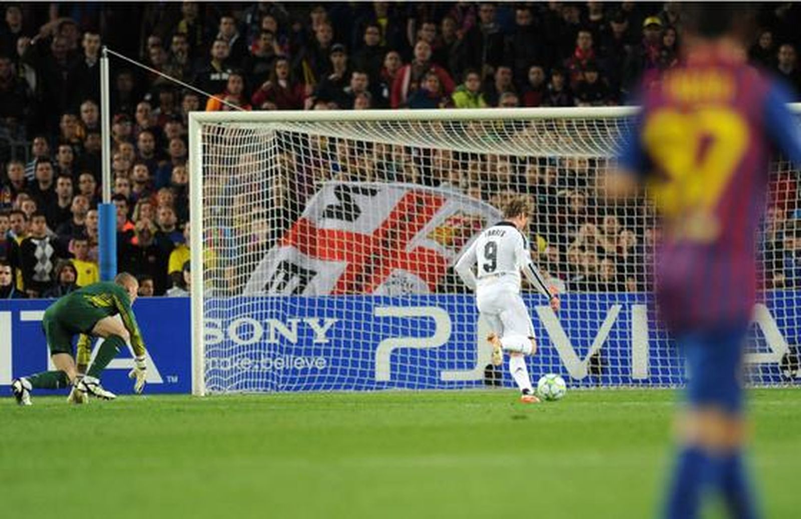 Torres se dispone a marcar a puerta vacía tras superar a Valdés en el descuento. / AFP