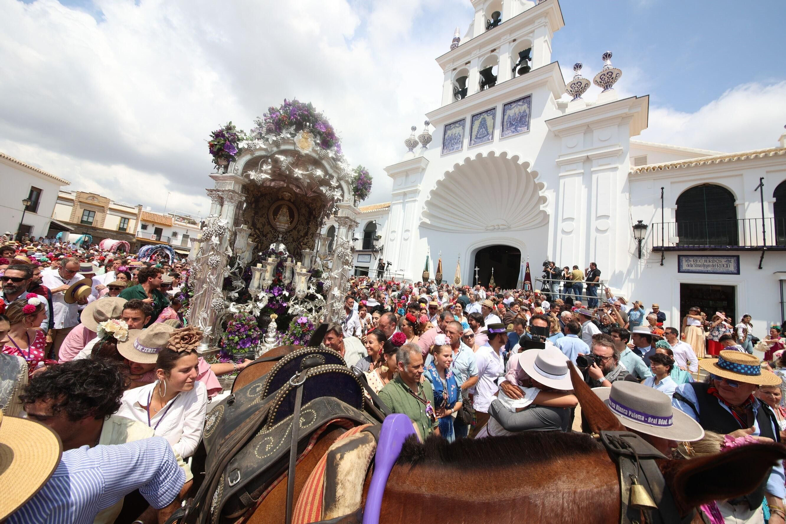 La Hermandad del Rocío de Jerez se presenta ante la Virgen