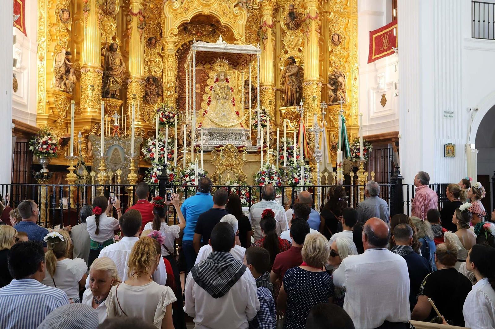 Imágenes del ambiente El Rocío y en Casas de Hermandades