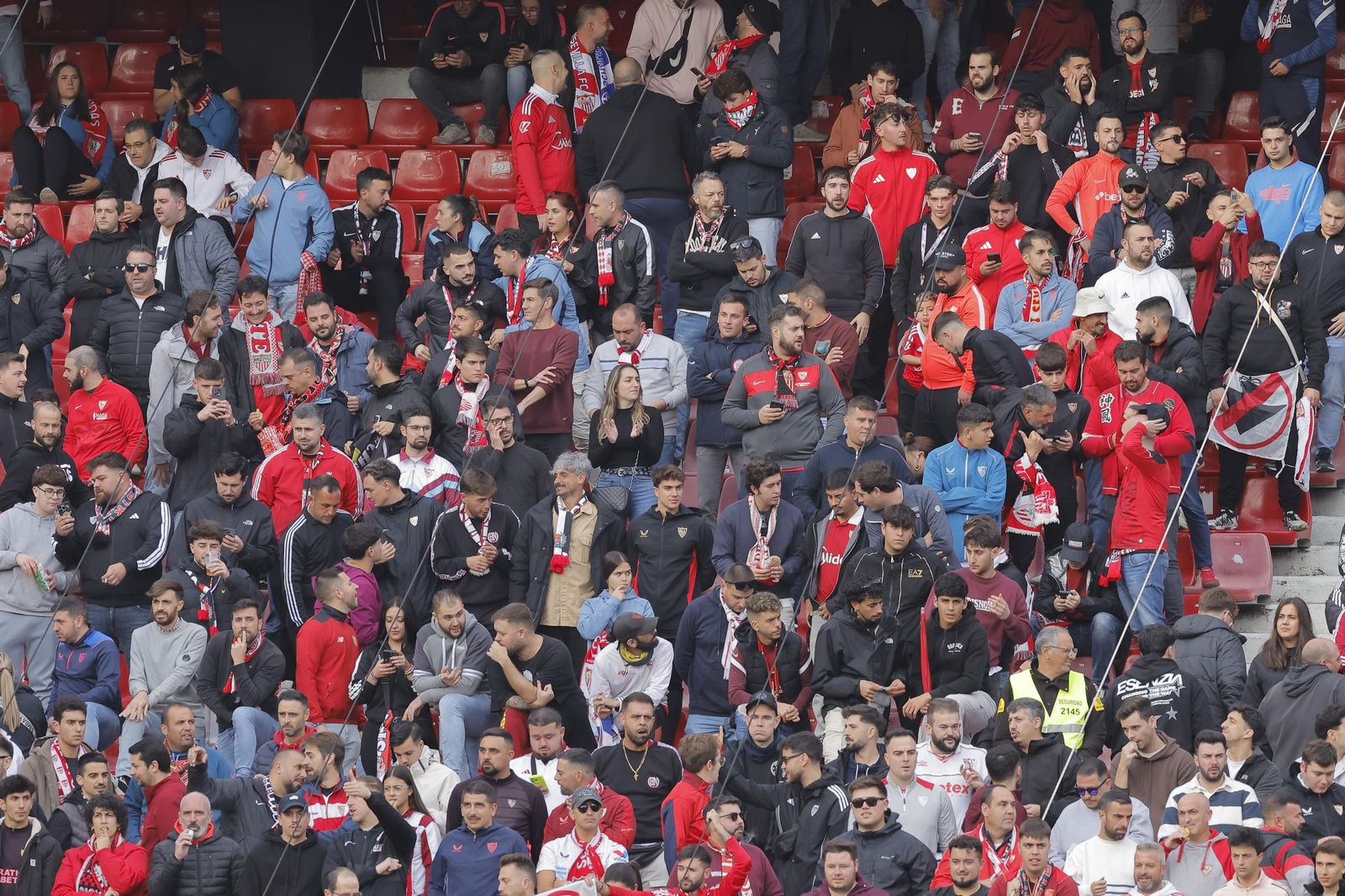 Búscate en las fotos del Sevilla -Betis