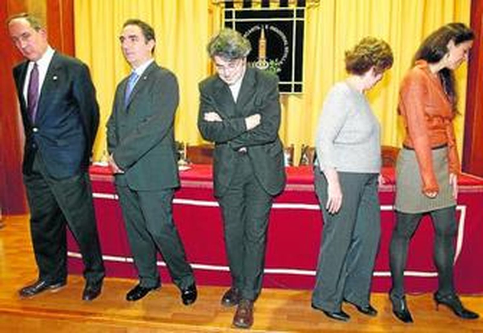 Andrés Trapiello, en el centro, antes de pronunciar su pregón en el Círculo Mercantil.