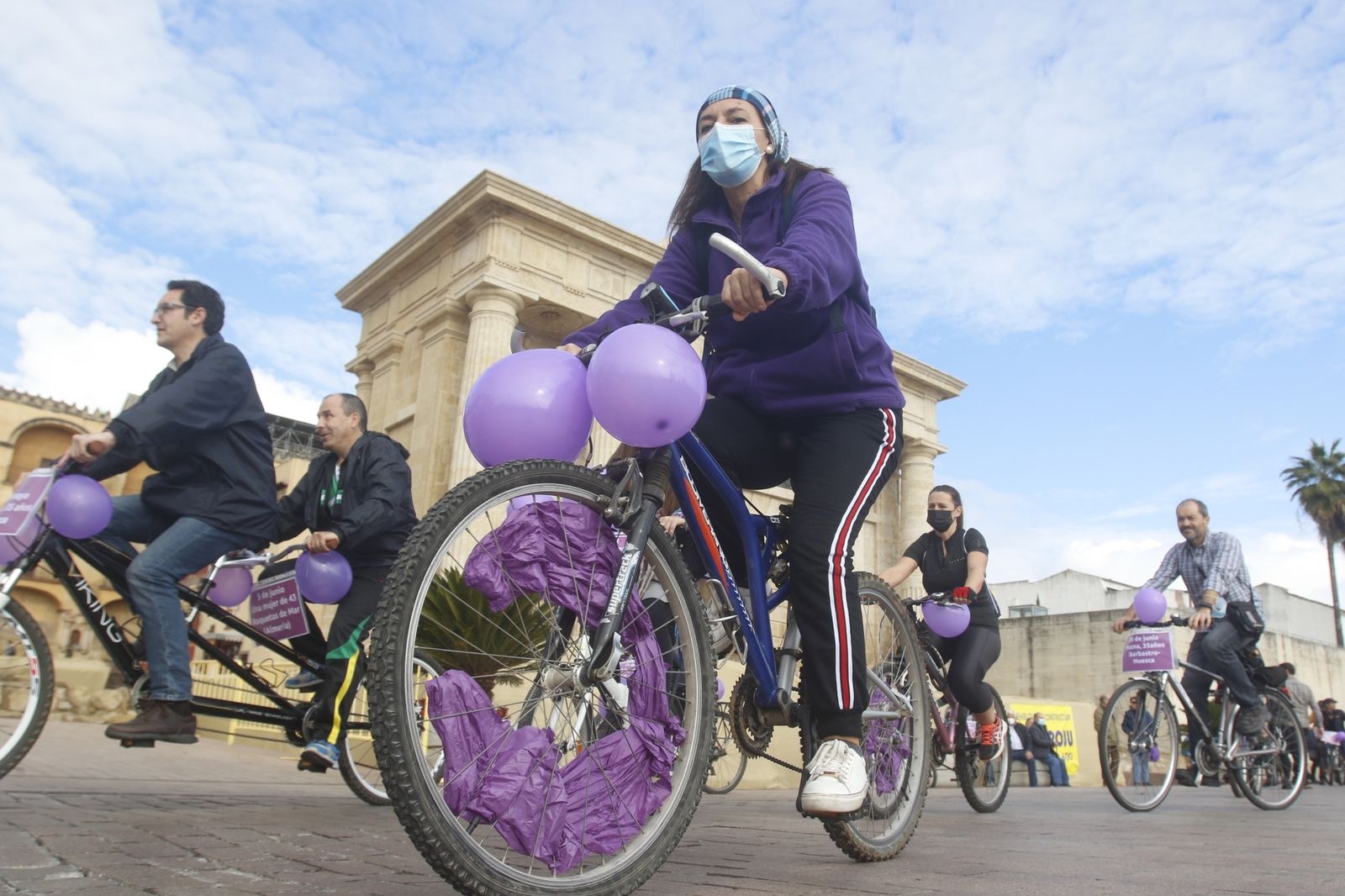 La Marcha En Bici contra la Violencia a las Mujeres en Córdoba, en fotografías
