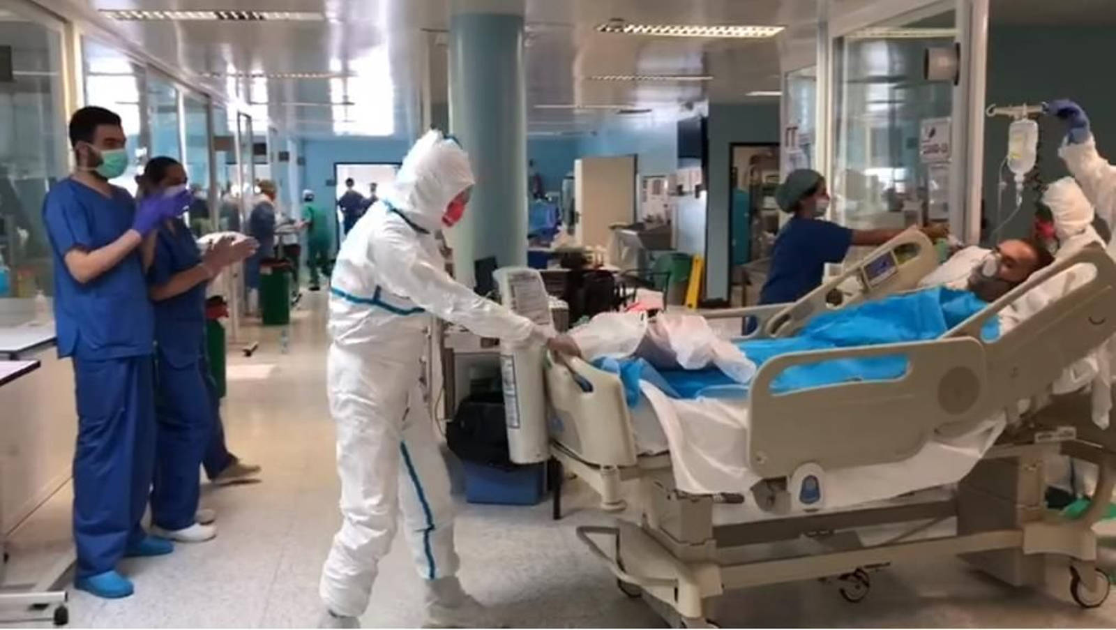 La UCI del Hospital de Poniente despide a uno de los enfermos tras pasar a planta, durante la primera ola.
