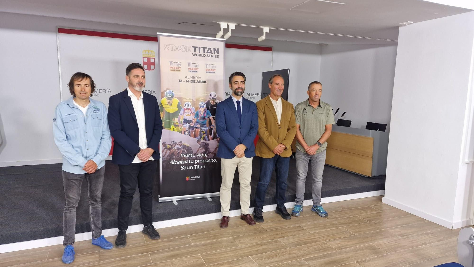 Foto de familia durante la presentación del primer Stage Titan World Series.