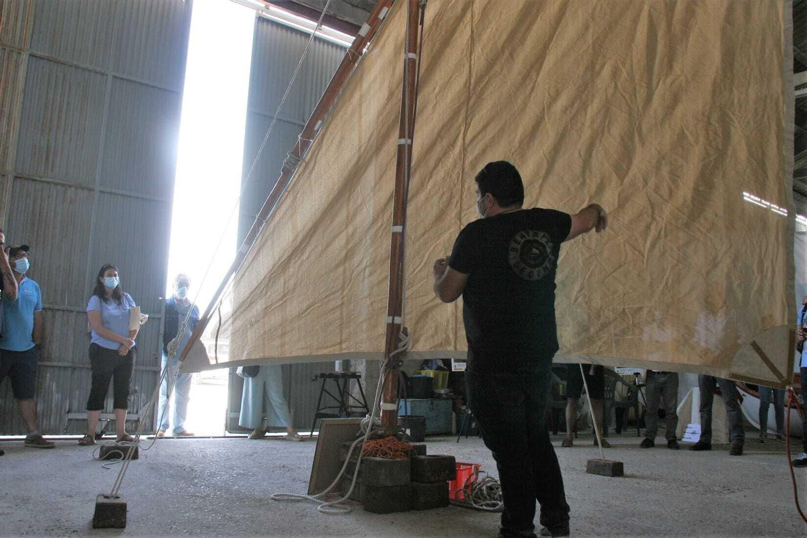 Las explicaciones a cargo de uno de los miembros de la Asociación Vela Latina Bahía de Cádiz.