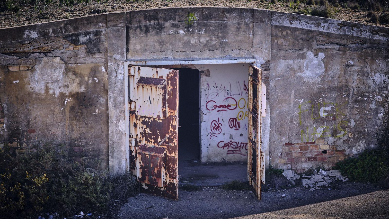 Uno de los polvorines que se reparte por el recinto. Con los trabajos previstos por el Ayuntamiento de San Fernando se tapiarán para garantizar la seguridad de los ciudadanos accedan al recinto