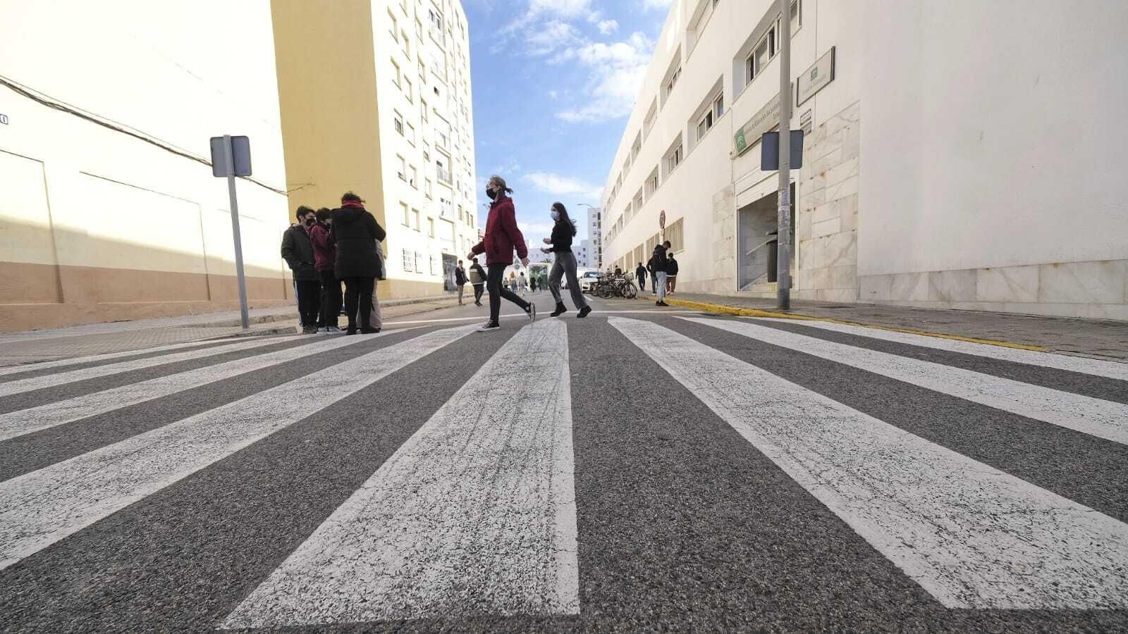 Varias personas pasean por la calle Marianista Cubillo de Cádiz.