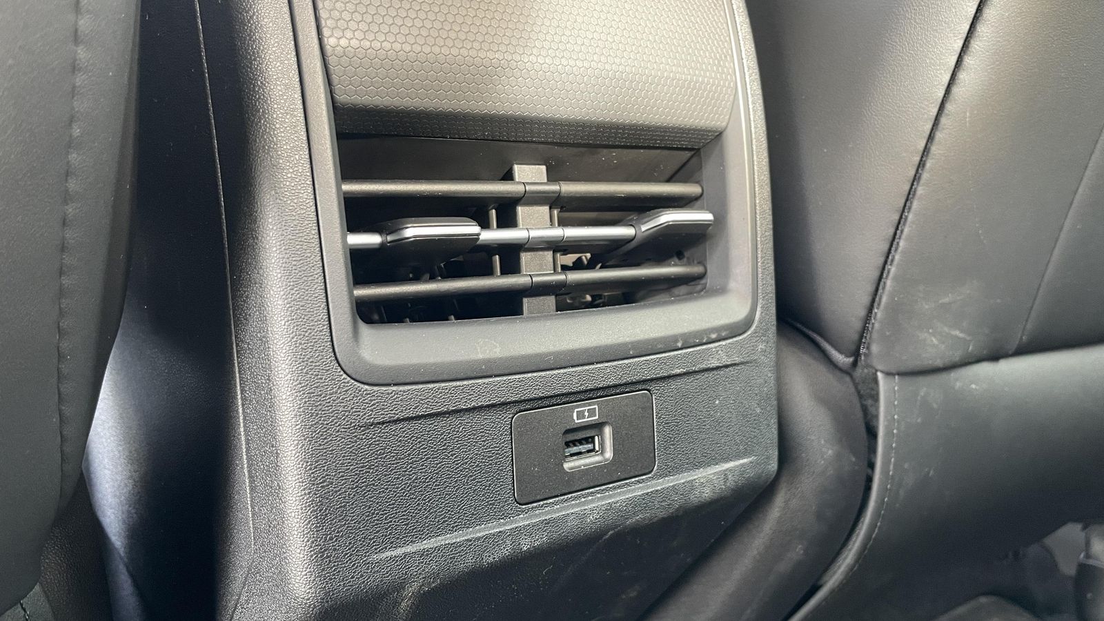 No hay regulación en las salidas de aire traseras, pero no es una carencia que reprochar a este SUV dado su precio.