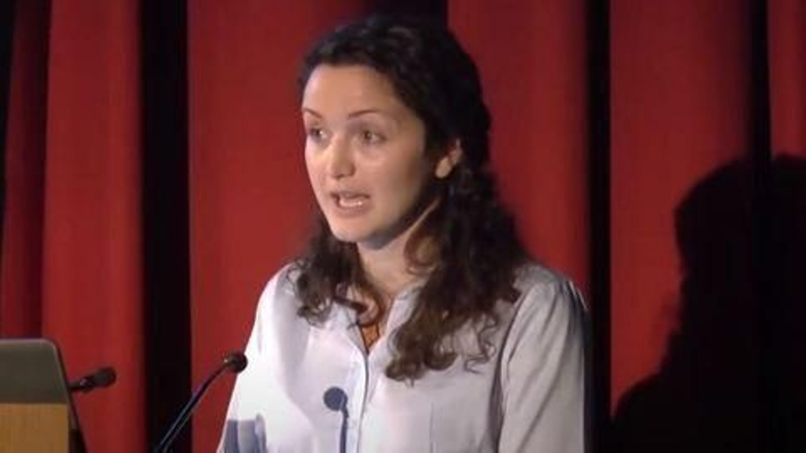 La  cooperante madrileña María Hernández, durante una charla en la Complutense.