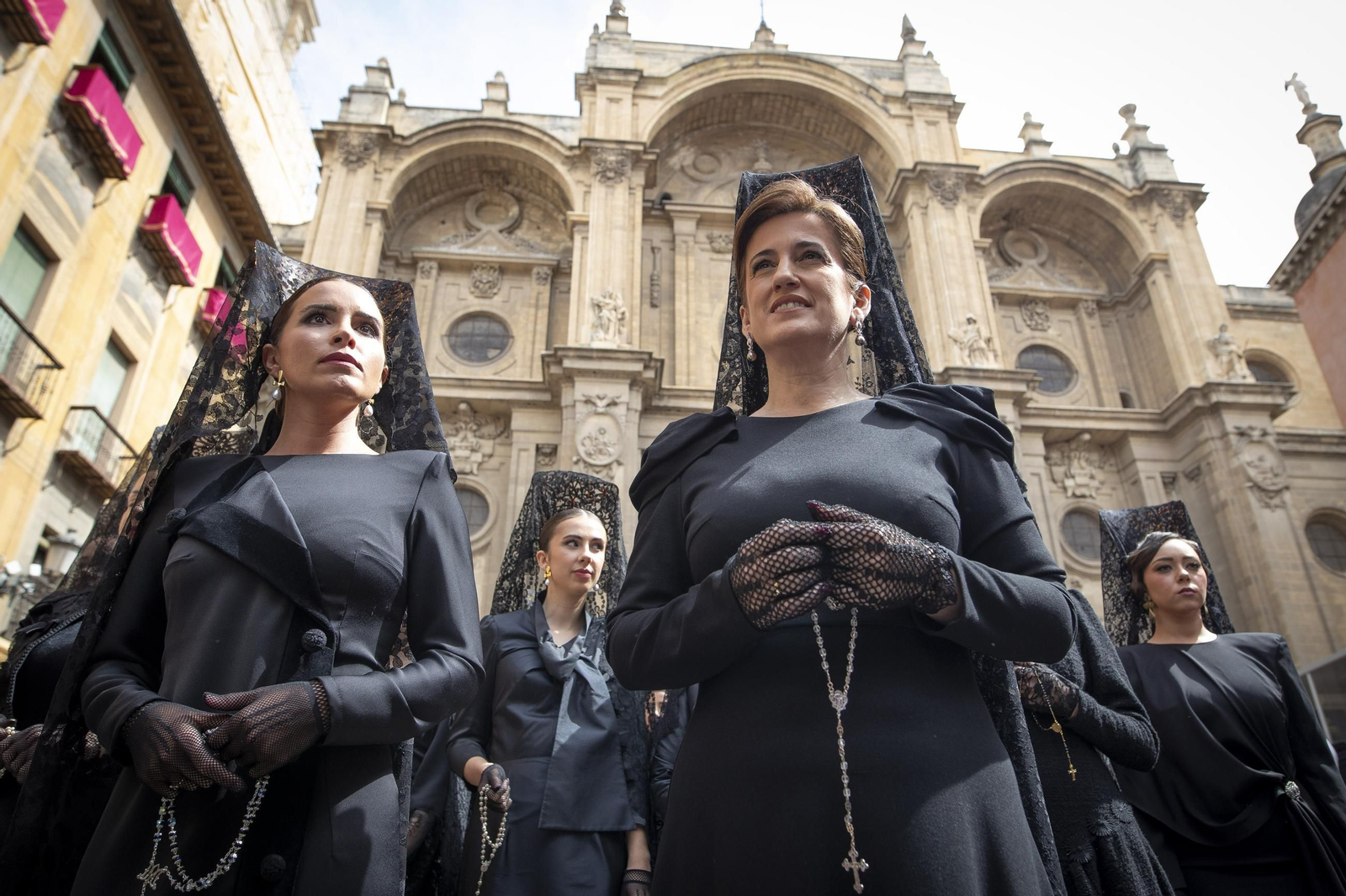 Las mantillas toman Granada en el Viernes de Dolores