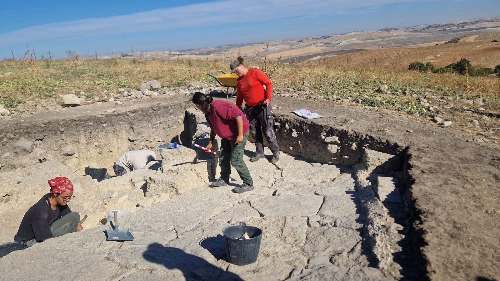 Un grupo de trabajo en la excavación de Carissa Aurelia, en Espera, hace unos días.