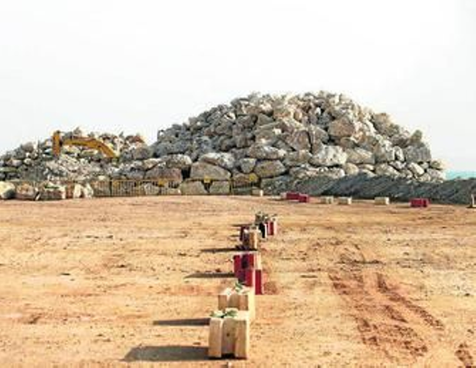La explanada de los rellenos y el acopio de rocas en la cara este de Gibraltar.