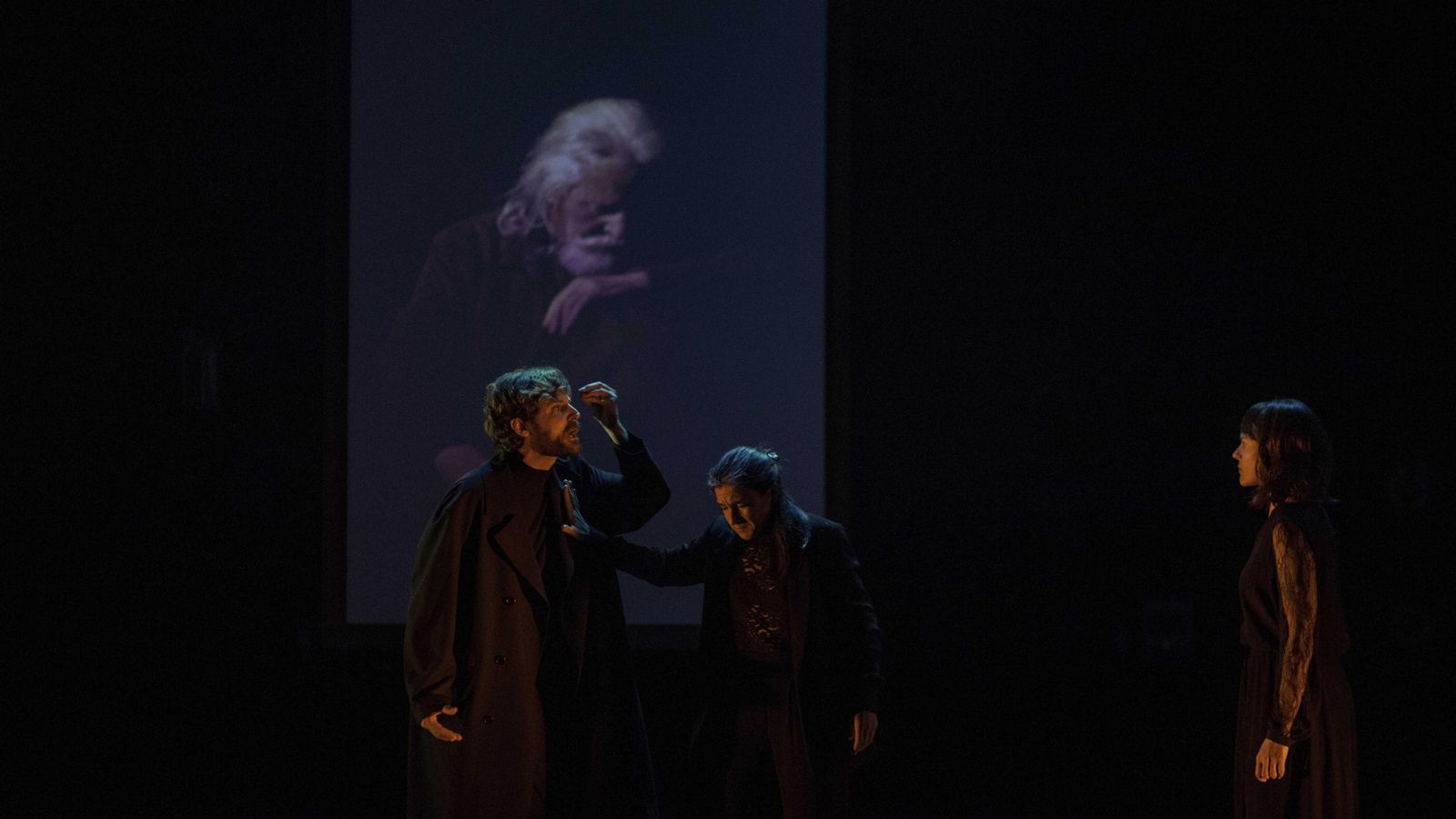 Las proyecciones son un elemento fundamental en la obra.