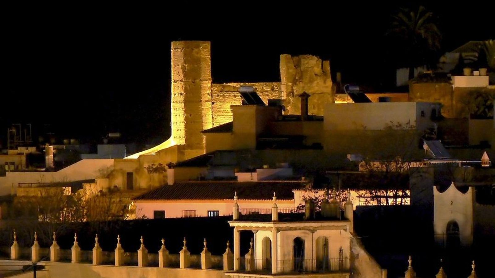 Muralla y Ronda de la Alcazaba.