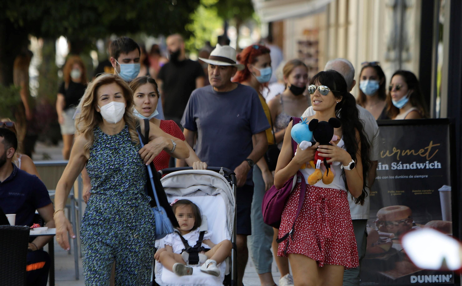 Ambiente por la Avenida de la Constitución de Sevilla, unos con mascarilla y otros no. Ambiente por la Avenida de la Constitución de Sevilla, unos con mascarilla y otros no.