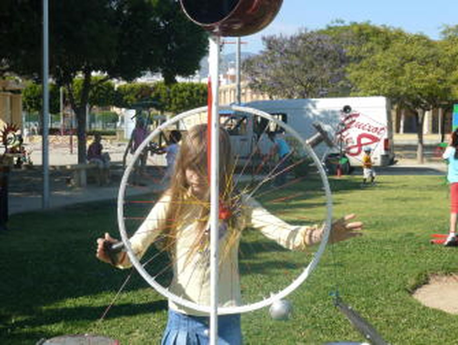 Las ruedas de una bicileta o una tabla de planchar para construir un juego