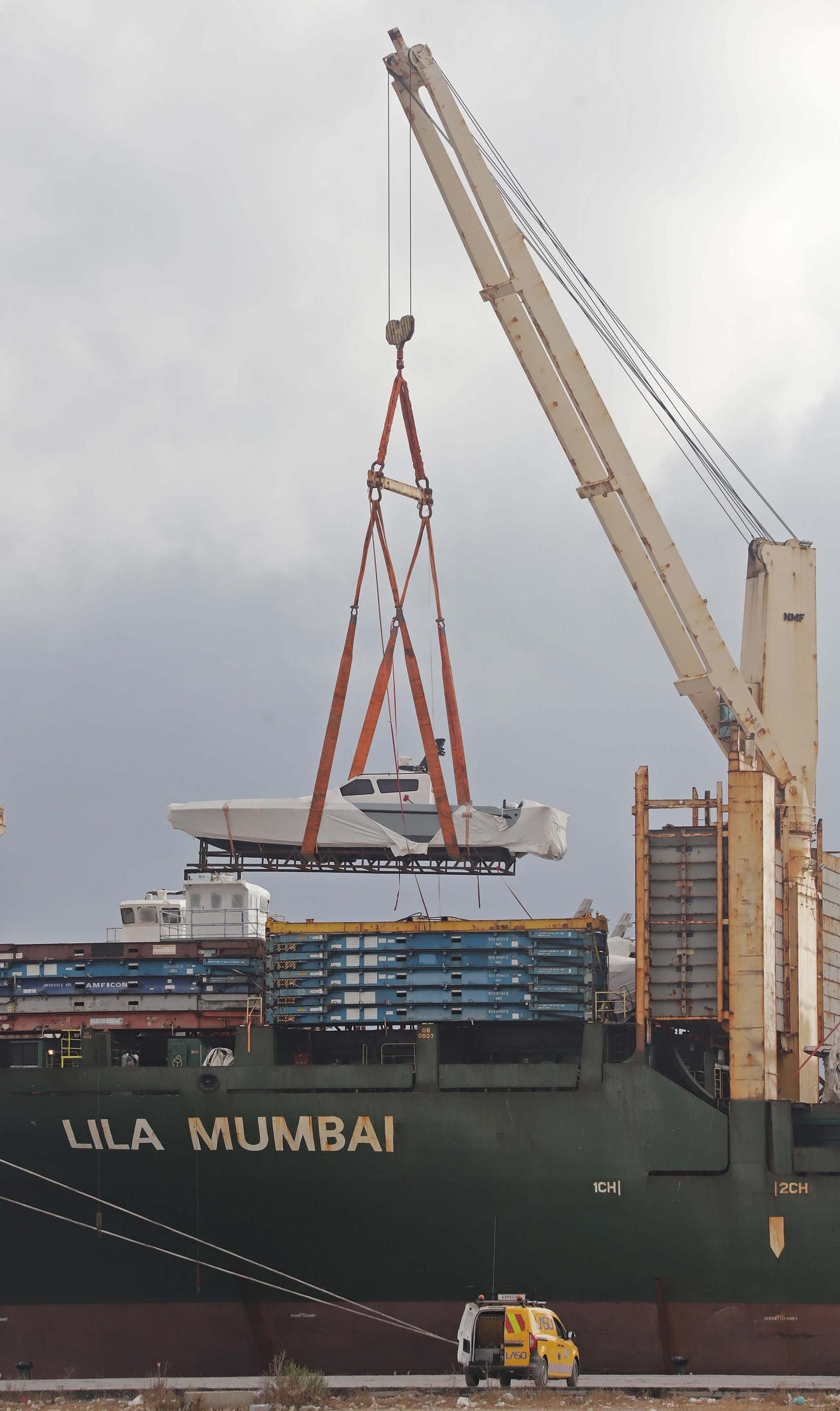 Fotos del dispositivo de descarga de las embarcaciones del buque Lila Mumbai en el Puerto de Algeciras