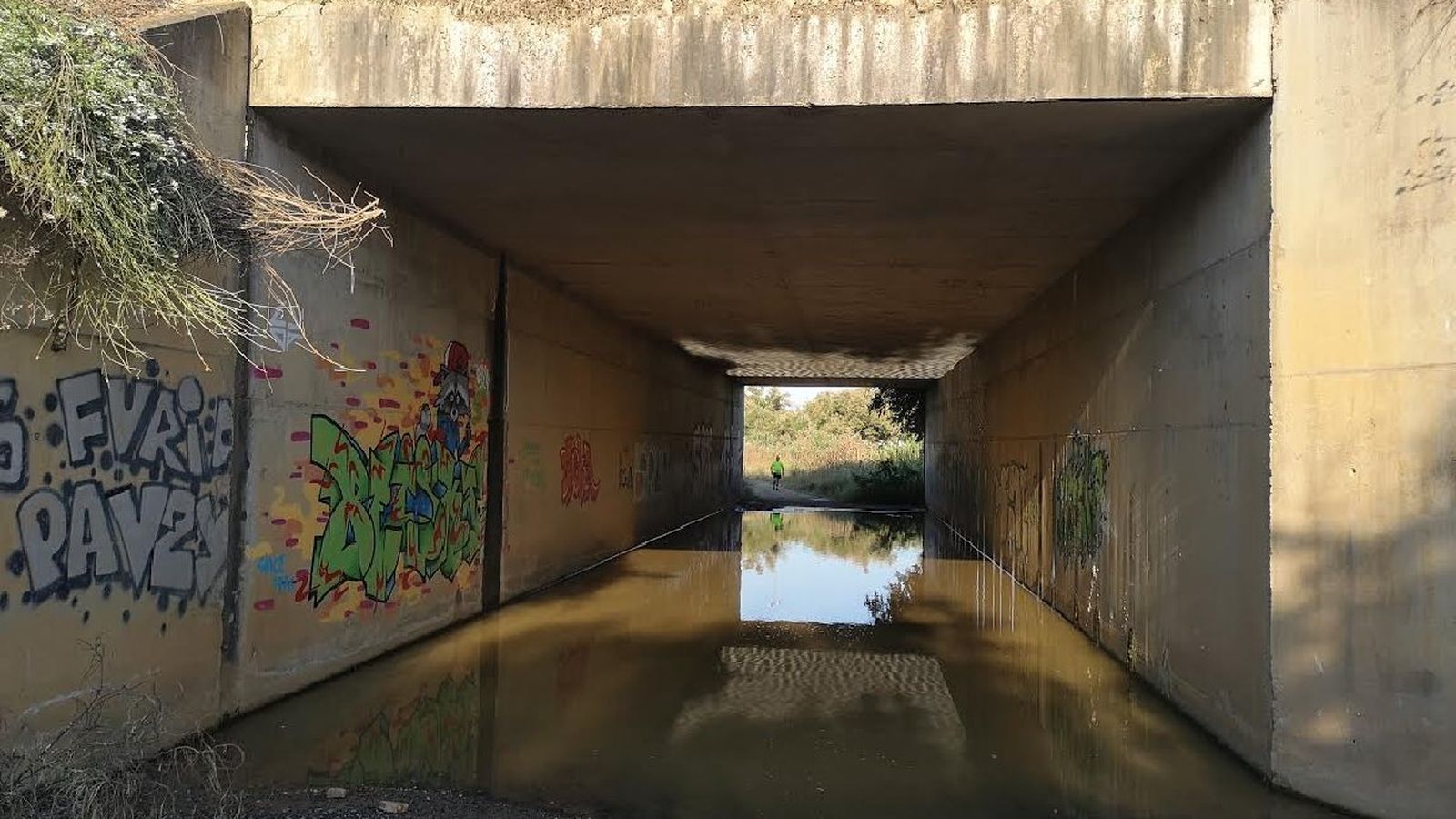 Inundación del paso subterráneo del citado camino de servicio por la A-4 que usan peatones y ciclistas.