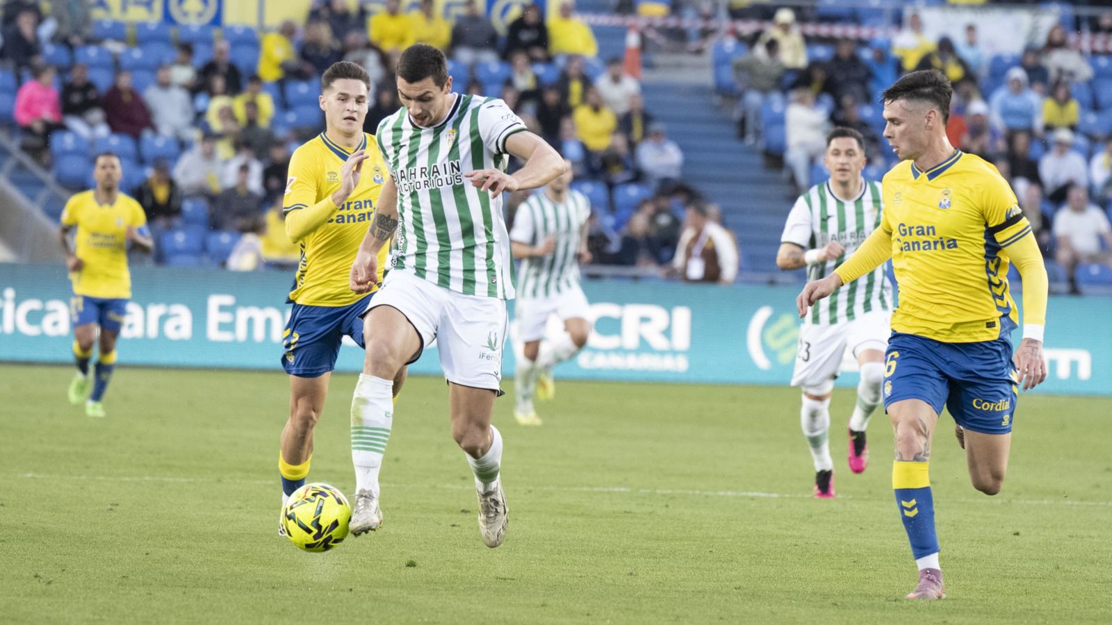Adri Fuentes lanza un contragolpe del Córdoba CF en el partido ante Las Palmas.