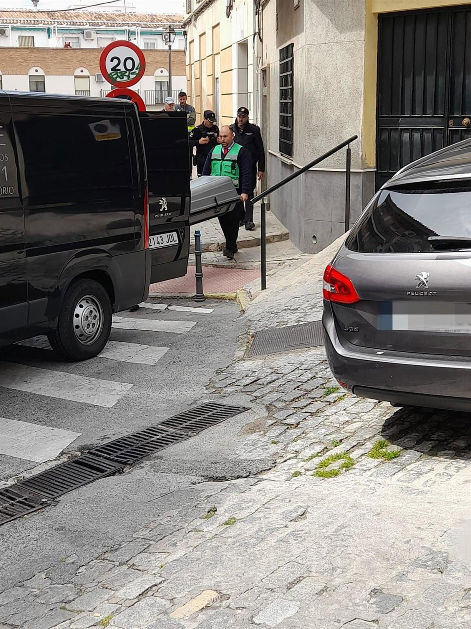 Momento en el que trasladan el cuerpo sin vida del menor en una imagen de archivo.