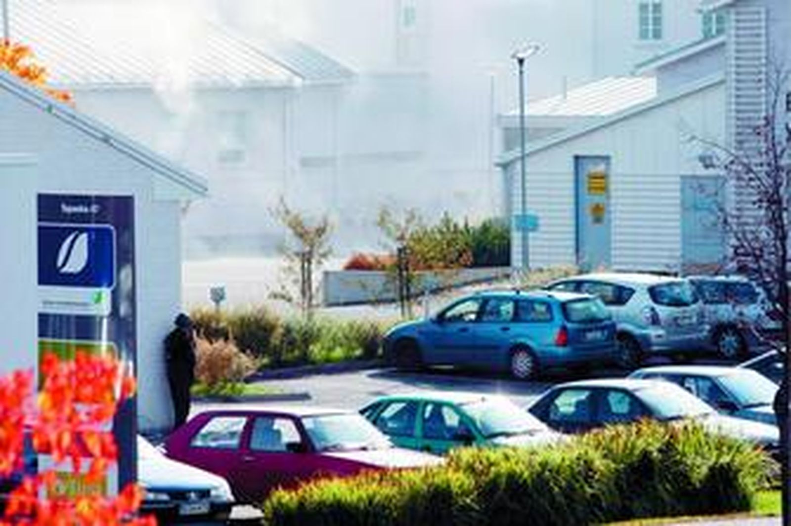 Un agente vigila los alrededores de la escuela donde ocurrió la tragedia.