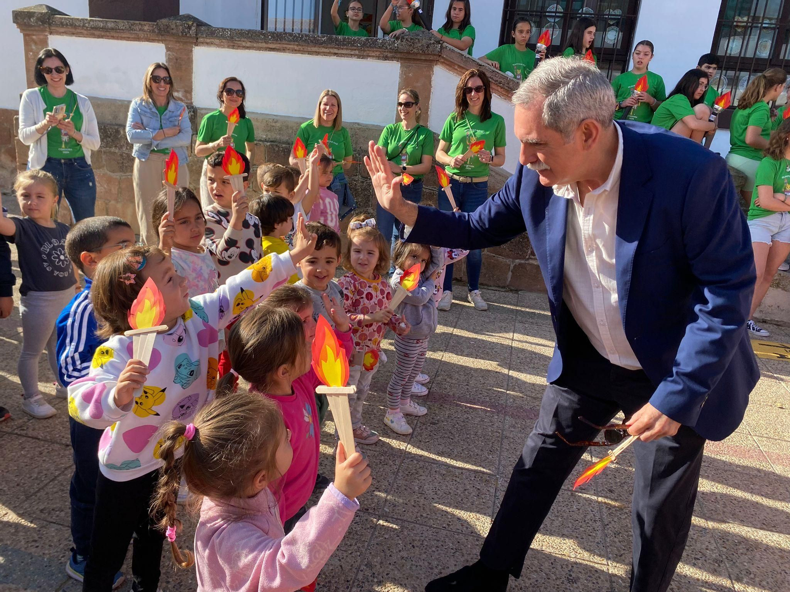 José Francisco Viso saluda a un grupo de pequeños escolares en el colegio Poeta Molleja. José Francisco Viso saluda a un grupo de pequeños escolares en el colegio Poeta Molleja.