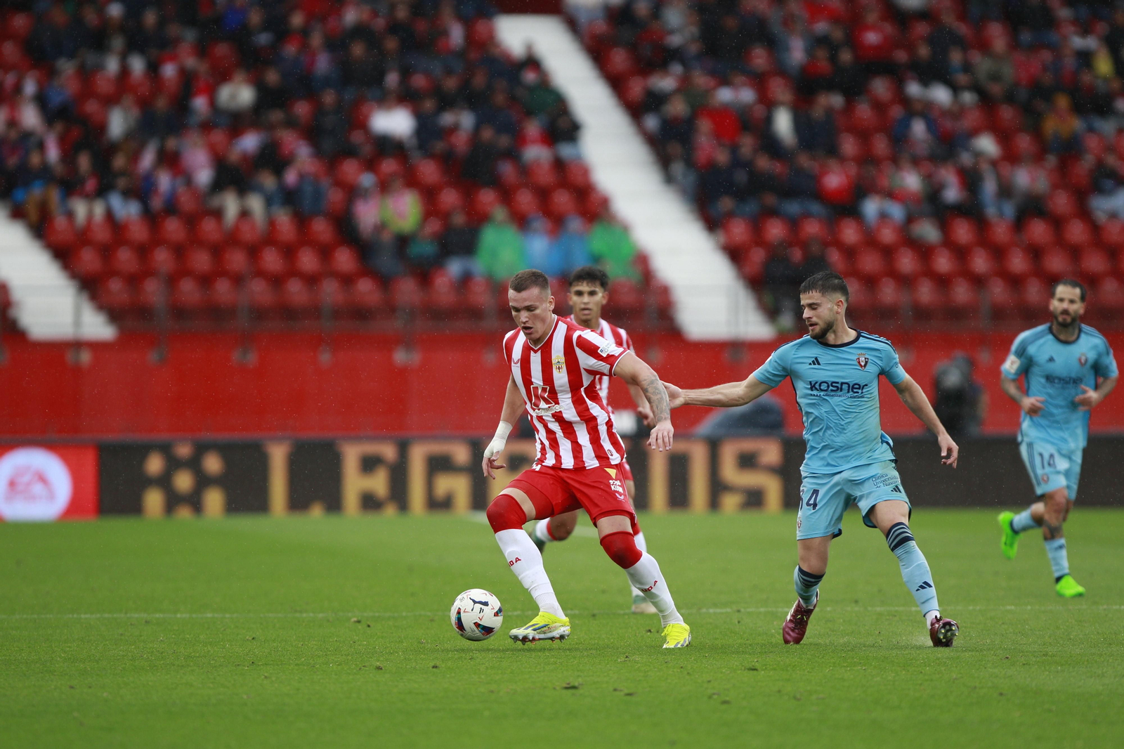 El delantero serbio trata de sortear la presión de un rival durante el encuentro frente a Osasuna.