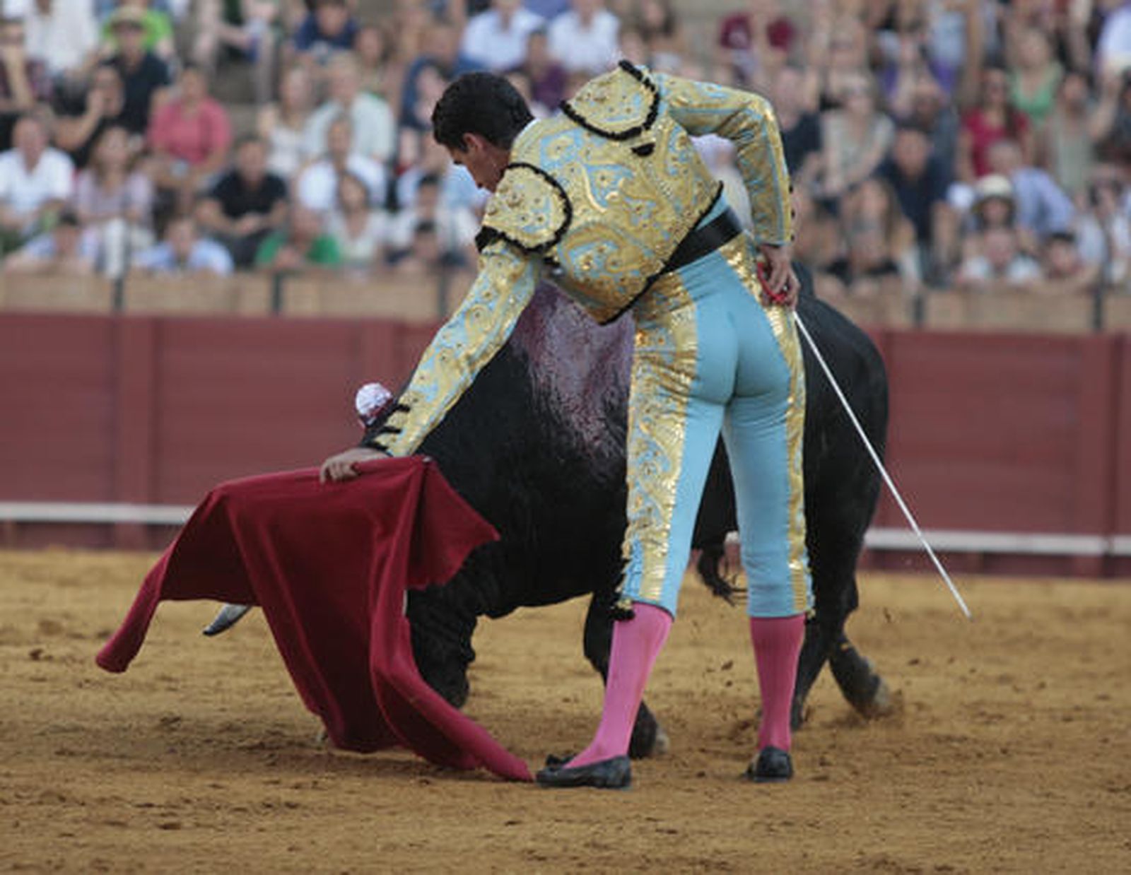 La Maestranza se llenó de rojo durante la tarde.

Foto: Juan Carlos Muñoz