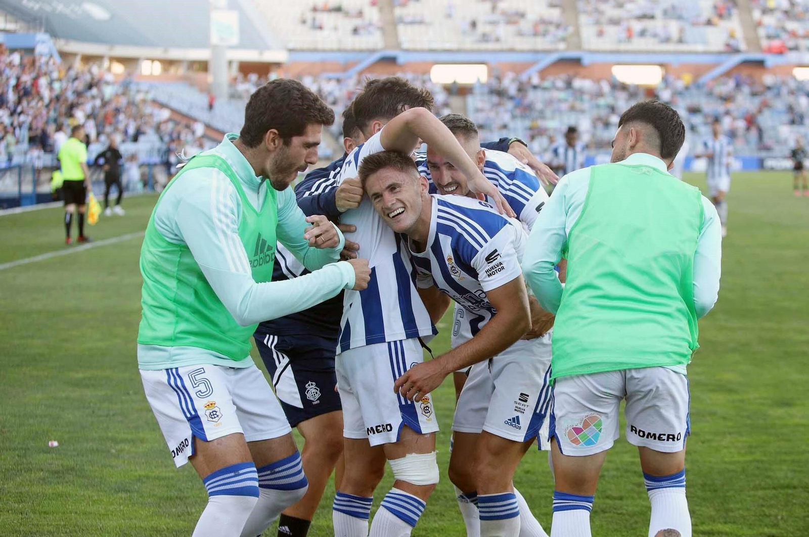 El Recre celebra uno de los goles al Torremolinos.