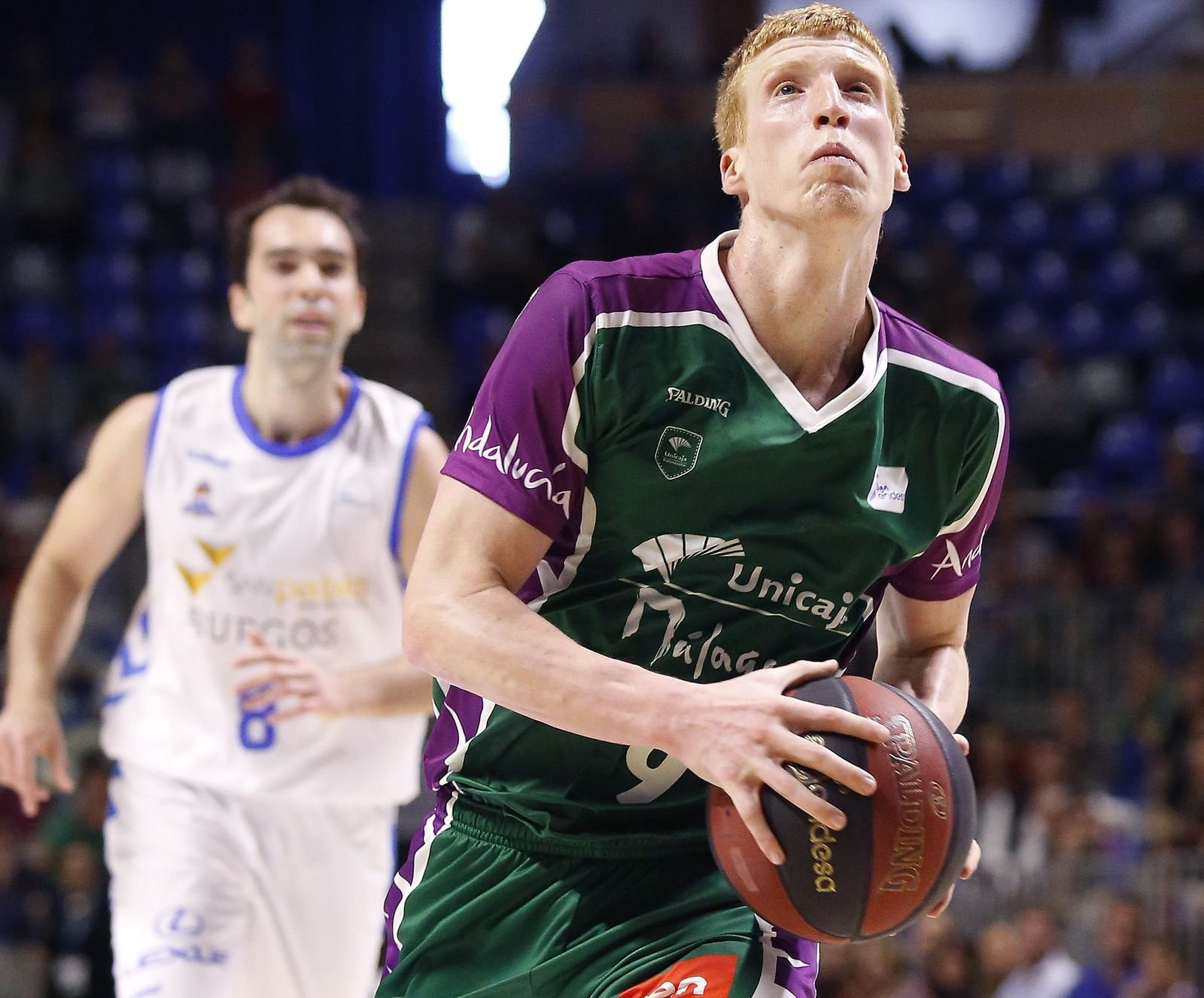 Alberto Díaz ataca la canasta.